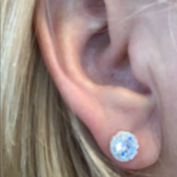 Pretty CZ diamonds earrings. - Picture 2 of 4